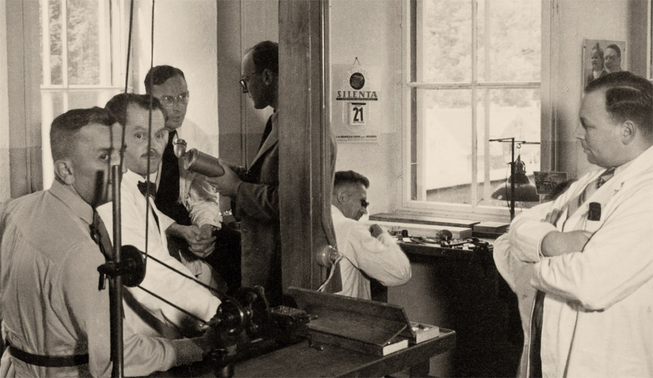 UFAG Glashütte 1939, Dr. Ernst Kurtz (3. von links) mit seinem Entwicklungsteam